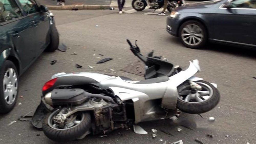 Tragico incidente in scooter a Napoli, 24enne muore sul colpo
