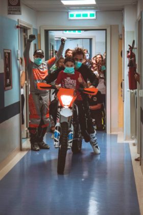 Mototerapia all'Ospedale Pausilipon di Napoli: tutti i bambini in sella con il team di Vanni Oddera