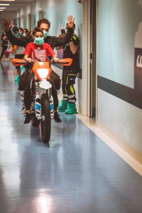 Mototerapia all'Ospedale Pausilipon di Napoli: tutti i bambini in sella con il team di Vanni Oddera