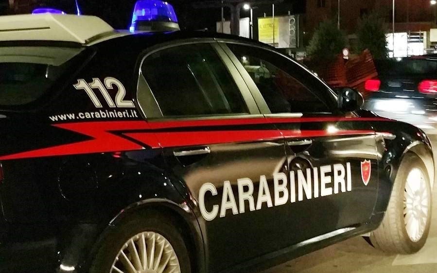 Buccino, tenta di strangolare la moglie con cavo elettrico: arrestato un 75enne