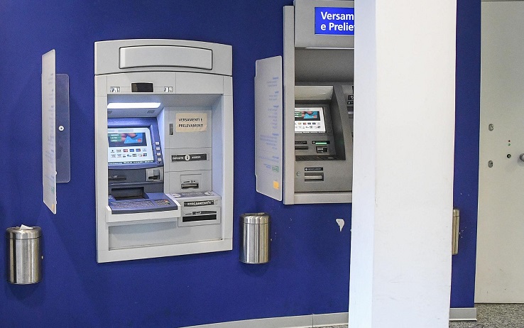 Acerra, ladri portano via il bancomat di un istituto di credito con una gru
