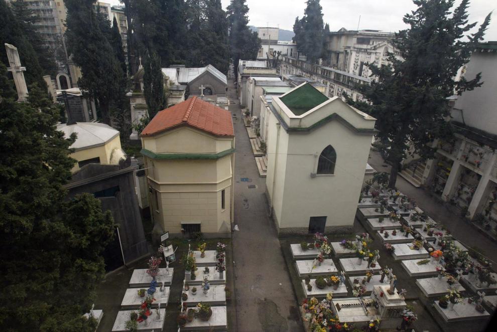 Fuorigrotta: donna minaccia di lanciarsi dal tetto di una cappella del cimitero