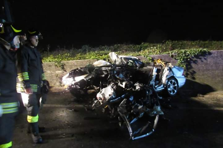 Tragico scontro tra un’auto e un tir sulla Telesina: due morti
