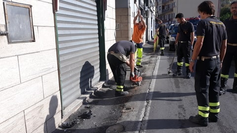 Fuorigrotta, perde il controllo del furgone e si schianta contro paletti: illeso