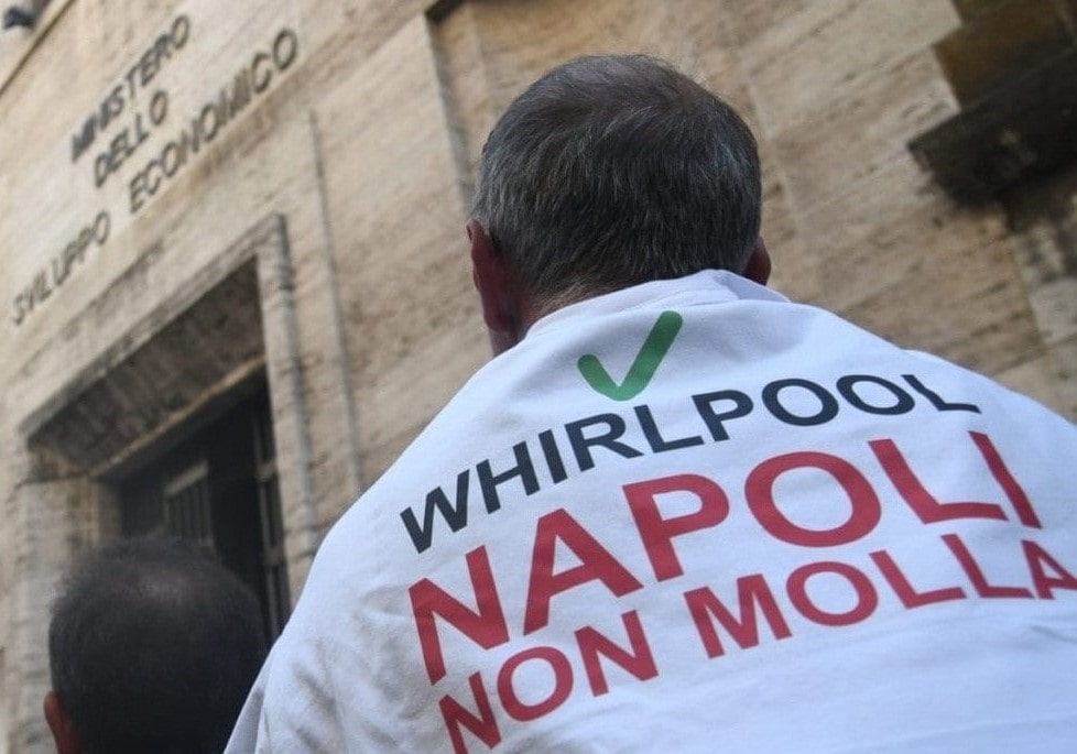 Whirlpool, stabilimento di Napoli chiude per 5 giorni: produzione ridotta