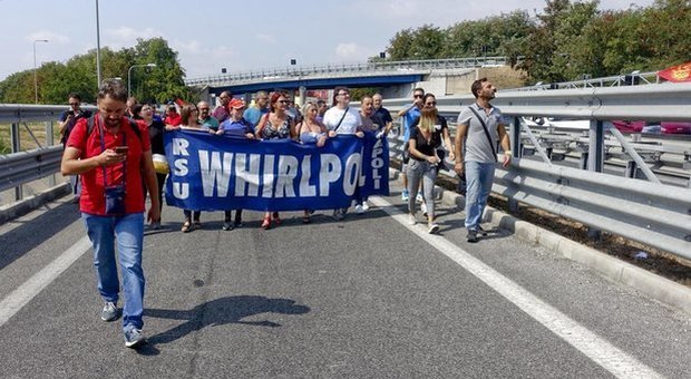 Whirlpool, i lavoratori dello stabilimento di Napoli bloccano l'autostrada A3