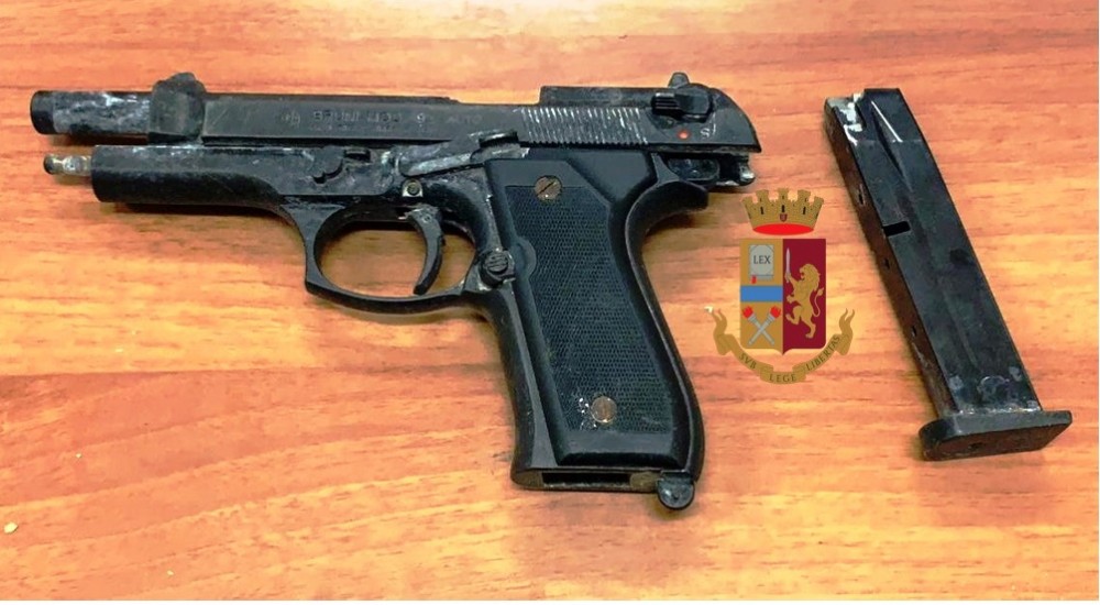 Napoli, San Giovanni e Barra: Bloccato 38enne con pistola e caricatore inserito