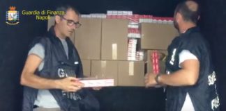 Contrabbando, sequestrati 9 quintali di sigarette a Napoli Contrabbando, sequestrati 9 quintali di sigarette a Napoli