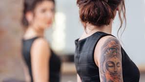Una ricerca rivela tutti i rischi dei tatuaggi sulla nostra pelle