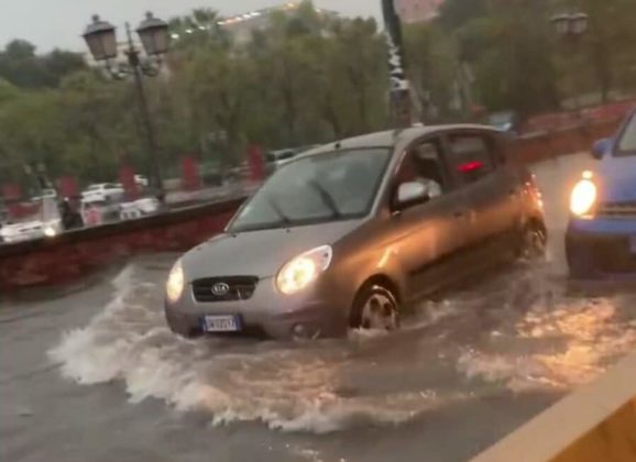 Allerta meteo a Napoli: la bomba d'acqua ha paralizzato la città [VIDEO]