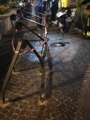 Fuorigrotta: Auto travolge i tavolini a piazza san Vitale. Feriti i passanti. Bloccato l'autista