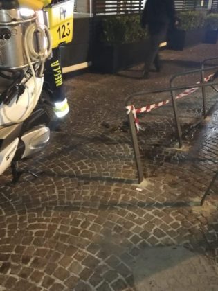 Fuorigrotta: Auto travolge i tavolini a piazza san Vitale. Feriti i passanti. Bloccato l'autista