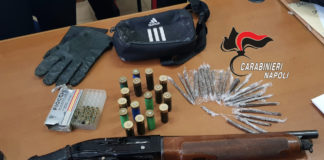 A Ponticelli in un sottoscale sequestrato un fucile modificato, proiettili e droga