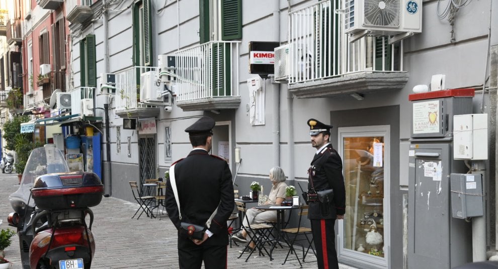Ordigno davanti a una cioccolateria a Mergellina: fermati due minori