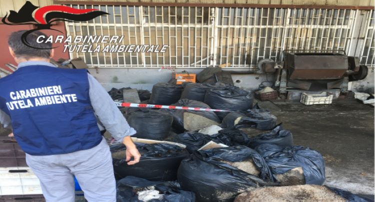 Giugliano, rifiuti speciali stoccati illecitamente: una denuncia e area sequestrata
