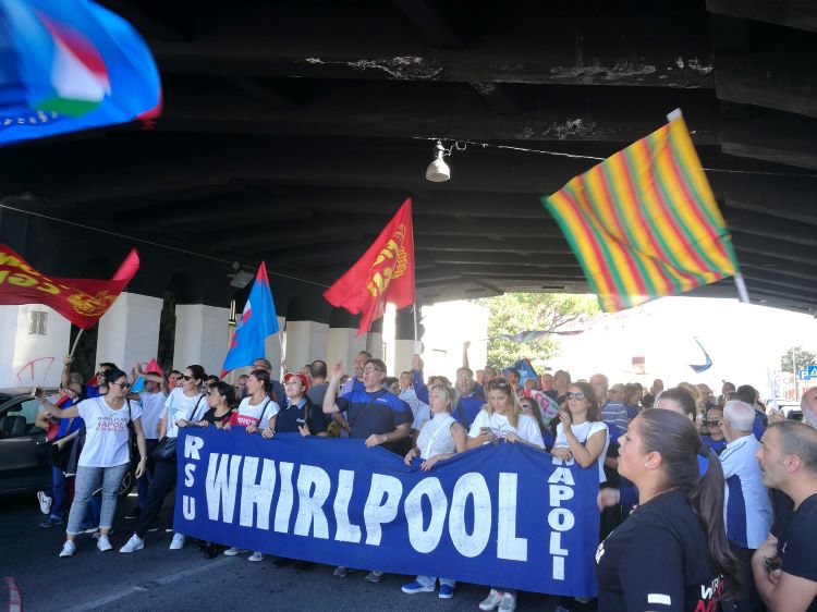 Whirlpool, ancora giornata di proteste e volantinaggio a Napoli