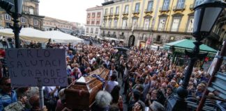 L'ultimo saluto di Napoli a Carlo Croccolo: "Salutaci Totò"