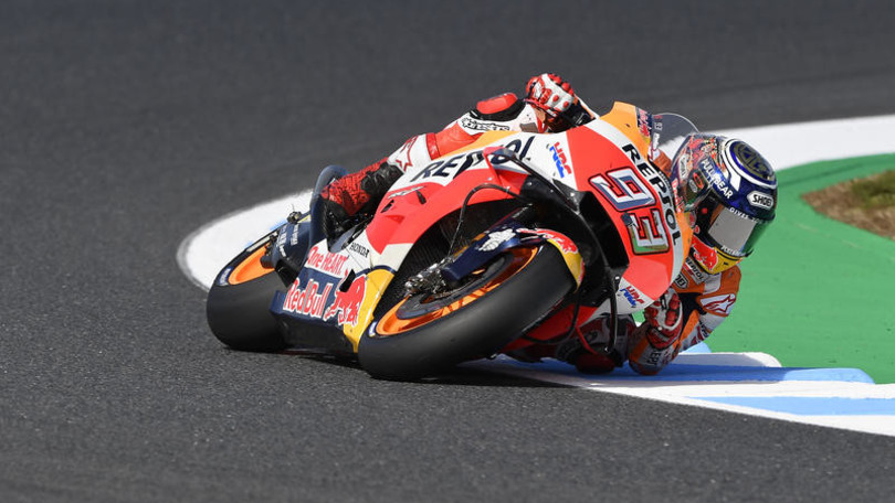 MotoGp: Marquez trionfa a Motegi, cade Valentino Rossi
