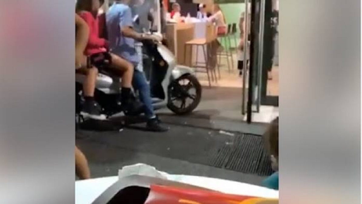 Assurdo a Napoli: in tre a bordo di uno scooter da McDonald's