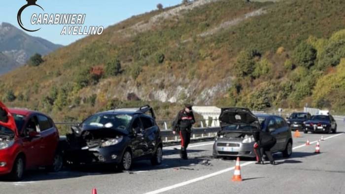 Montemarano, si fermano per aiutare un automobilista: investiti e uccisi