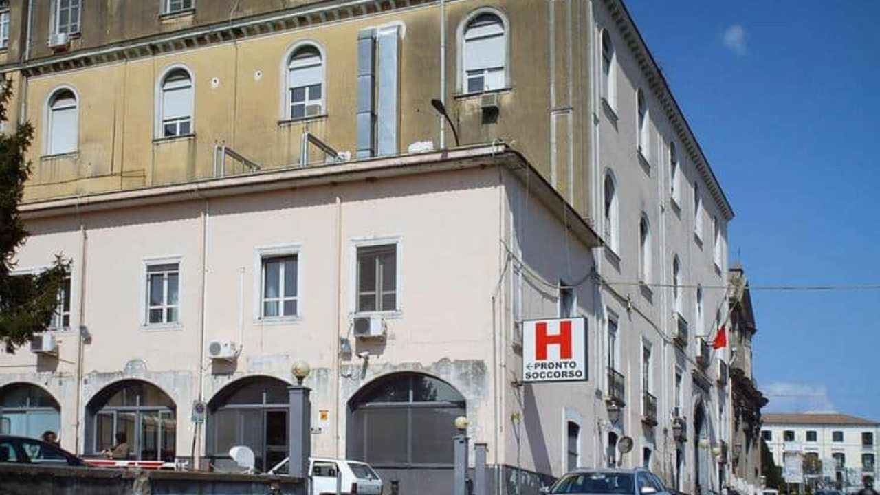 Cava de' Tirreni, spari in ospedale dopo un litigio: due feriti