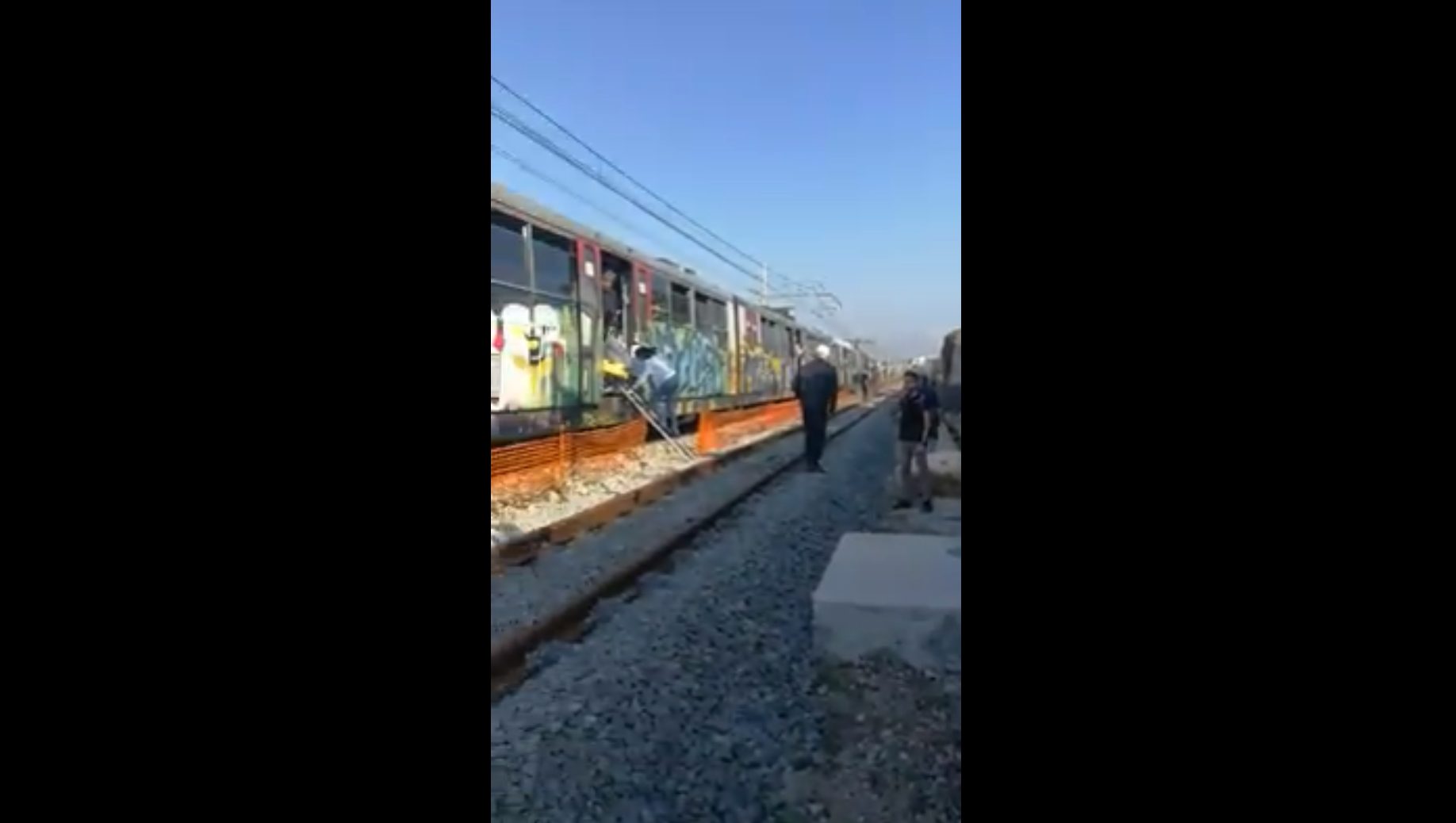 Nuovo guasto a treno della Circumvesuviana, passeggeri a piedi sui binari