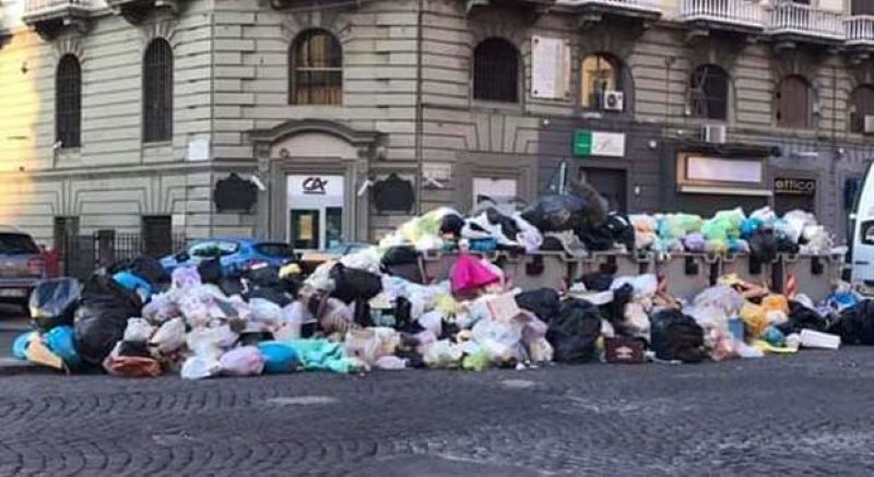 Rifiuti a Napoli, problemi della raccolta differenziata: plastica in strada