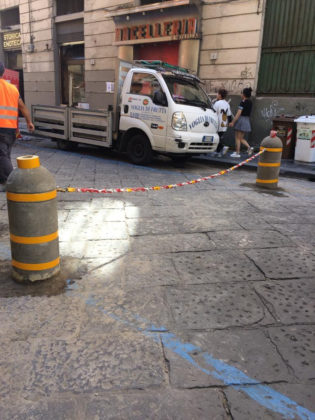 Parcheggiatore abusivo minaccia assessore a Napoli: "Ti sparo e mi faccio 30 anni di galera"
