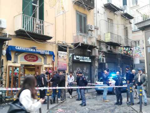 Napoli, sparatoria a via Toledo: gambizzato un uomo davanti a un bar