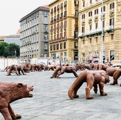 Napoli abbraccia sempre di più l’arte: a Piazza Municipio i 100 lupi di Liu Ruowang