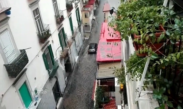 Bomba d'acqua su Napoli: muri crollati e strade allagate (VIDEO)