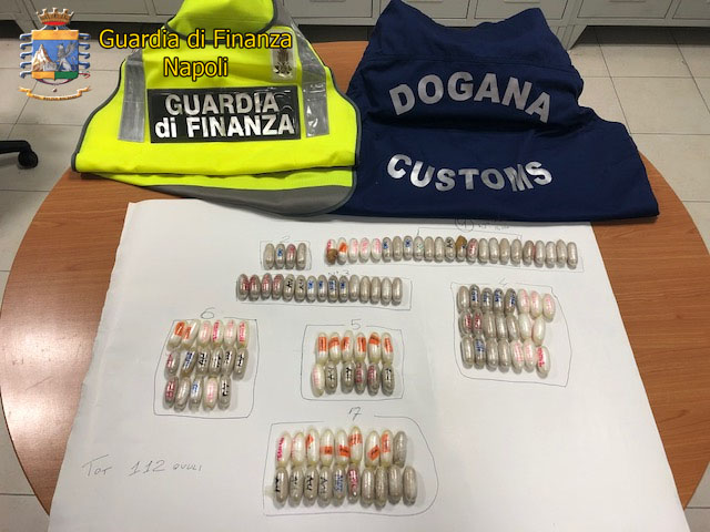 Aeroporto di Capodichino: Nell’addome aveva 112 ovuli tra cocaina ed eroina. Arrestato nigeriano