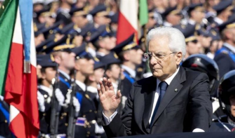 Mattarella a Napoli per la Giornata delle Forze Armate: applausi per le frecce tricolori