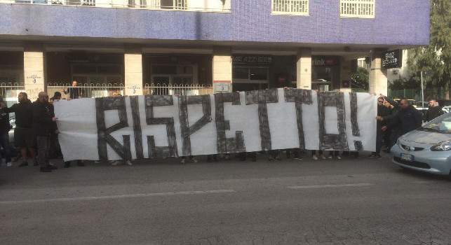 Calcio Napoli, la protesta degli ultras all'esterno del San Paolo: 
