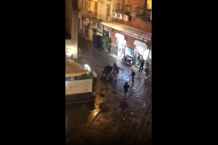 Choc a Casoria: maxi-rissa in piazza a colpi di bastone (VIDEO)