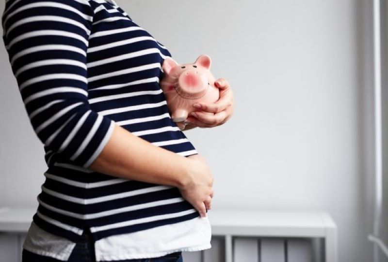 Manovra finanziaria, ecobonus sui conti correnti: ci saranno sgravi per le neo mamme?