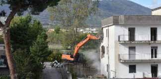 Terzigno, è finita: sono arrivate le ruspe per abbattere le case abusive