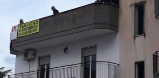 Terzigno, abitanti sui tetti per protestare contro lo sgombero delle case