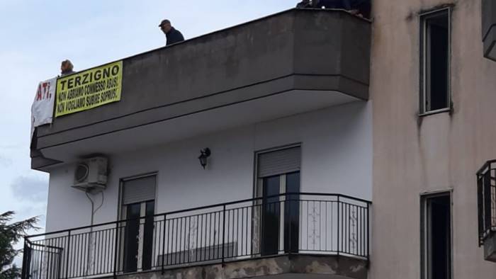 Terzigno, abitanti sui tetti per protestare contro lo sgombero delle case