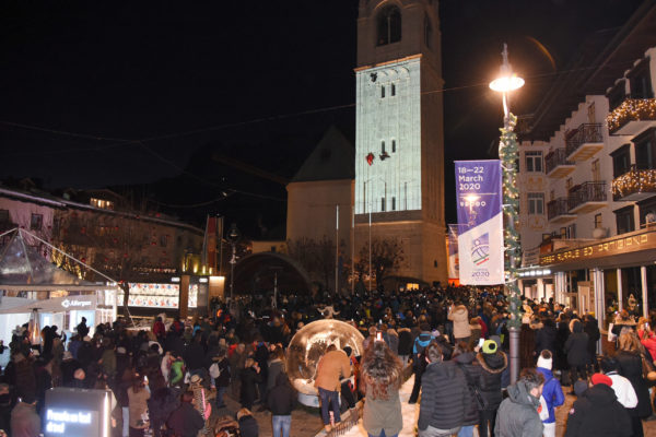 Folla di turisti lungo Corso Italia per il Cortina Fashion Weekend 2019