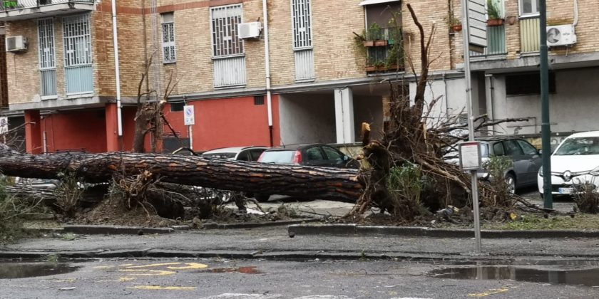 Maltempo gravi danni a Napoli e in provincia. La Protezione Civile: "Prestare massima attenzione"