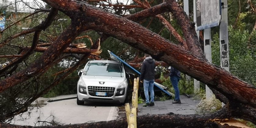 Maltempo gravi danni a Napoli e in provincia. La Protezione Civile: "Prestare massima attenzione"