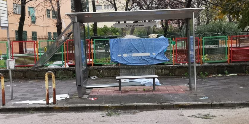 Maltempo gravi danni a Napoli e in provincia. La Protezione Civile: "Prestare massima attenzione"