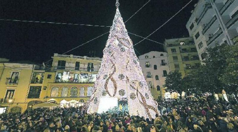 Salerno, sabato l’accensione del maxi albero di Natale: ci sarà anche il governatore De Luca