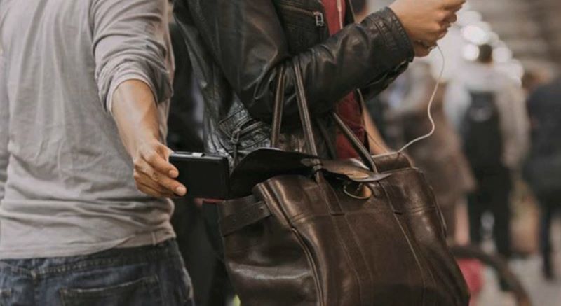 Fenomeno pickpocketing a Napoli, lotta ai borseggiatori: i consigli da seguire