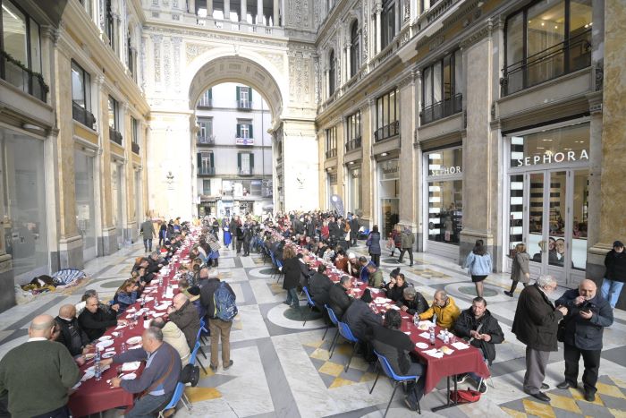 Galleria Umberto I di Napoli: oggi il pranzo di Natale per 250 poveri
