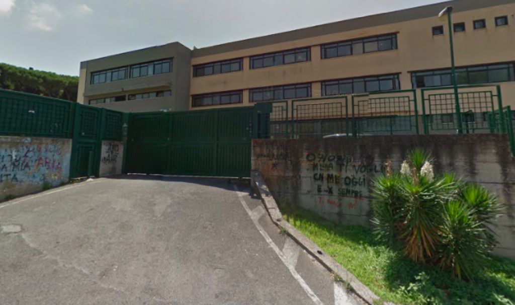 Istituto Virgilio di Pozzuoli, sospese le lezioni per atti vandalici