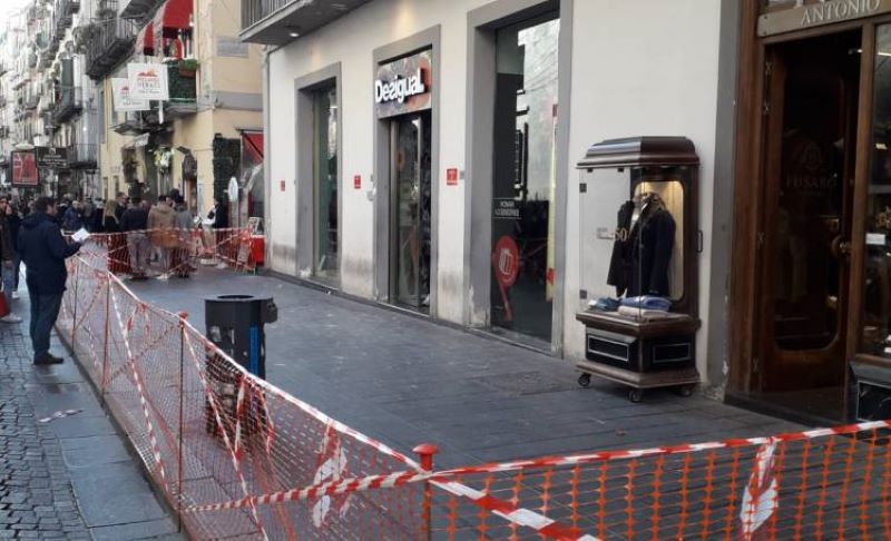 Napoli, paura in via Toledo: crollano calcinacci da un palazzo
