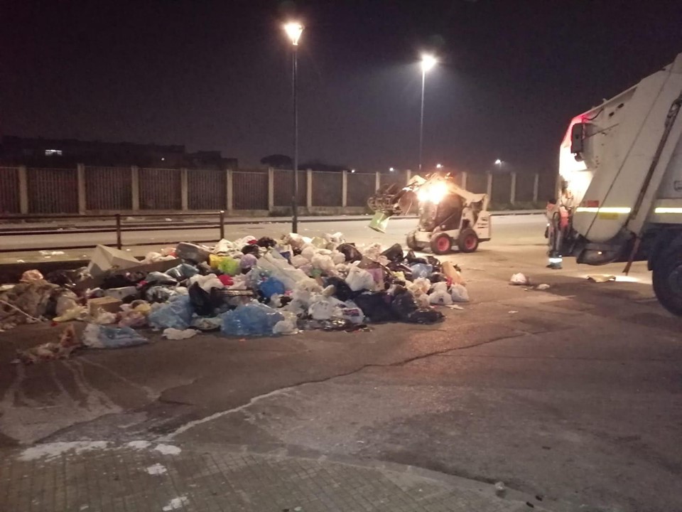 Napoli, Ponticelli: E' partita la bonifica dei rifiuti in viale Carlo Miranda [Foto]