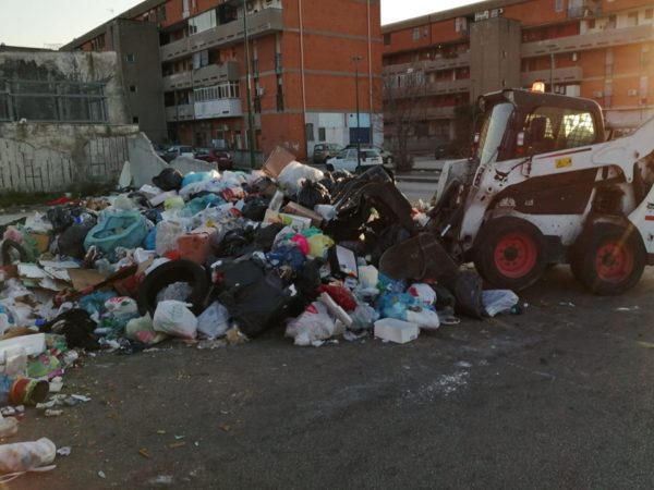 Napoli, Ponticelli: E' partita la bonifica dei rifiuti in viale Carlo Miranda [Foto]